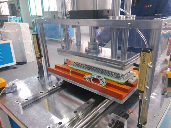 键盘自动压K机生产